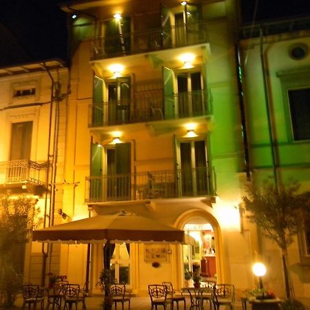 Hotel Villa Adriana Viareggio Bagian luar foto