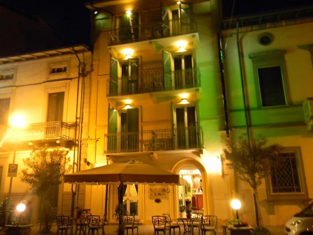Hotel Villa Adriana Viareggio Bagian luar foto